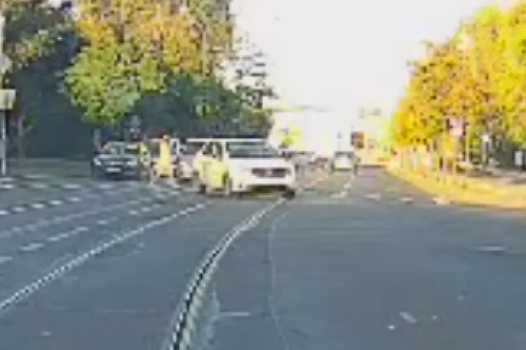 Cluj: O femeie a fost lovită de mașină pe trecerea de pietoni, în timp ce traversa pe culoarea roșie a semaforului, cu telefonul la ureche - VIDEO