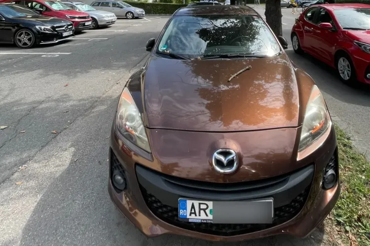 Un șofer și-a parcat mașina cu număr de Arad pe trotuarul unei străzi din Cluj: ,,Până și natura se răzbună” - FOTO