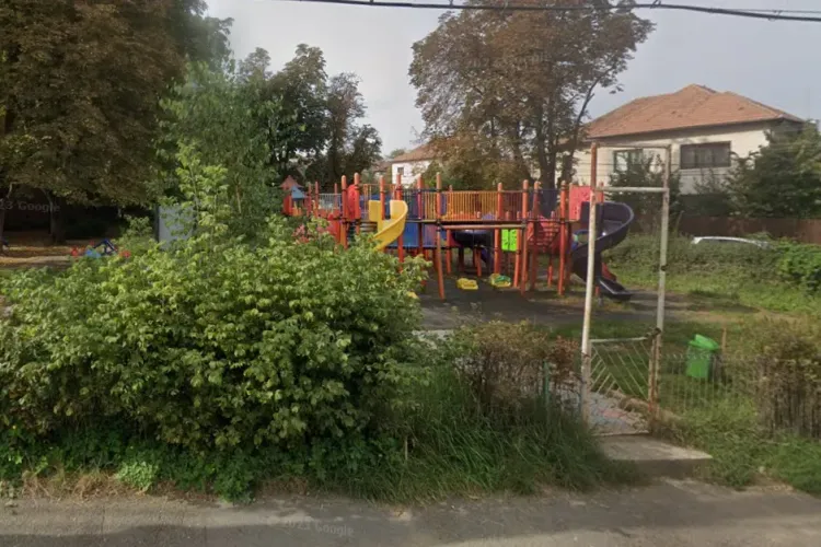 Parcul de joacă din cartierul Andrei Mureșanu a fost vandalizat: „Prezintă un risc major pentru copii”