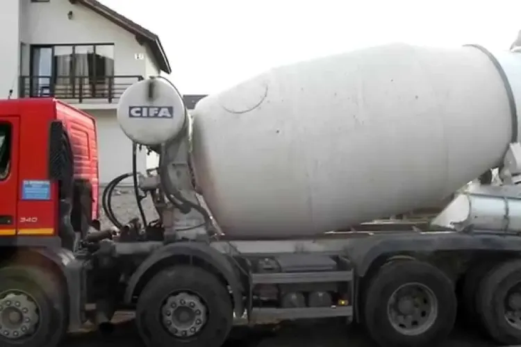 Stradă din Cluj-Napoca, transformată accidental în șantier. O betonieră a vărsat cimentul pe carosabil: „E plin de beton și canalizarea s-a umplut”