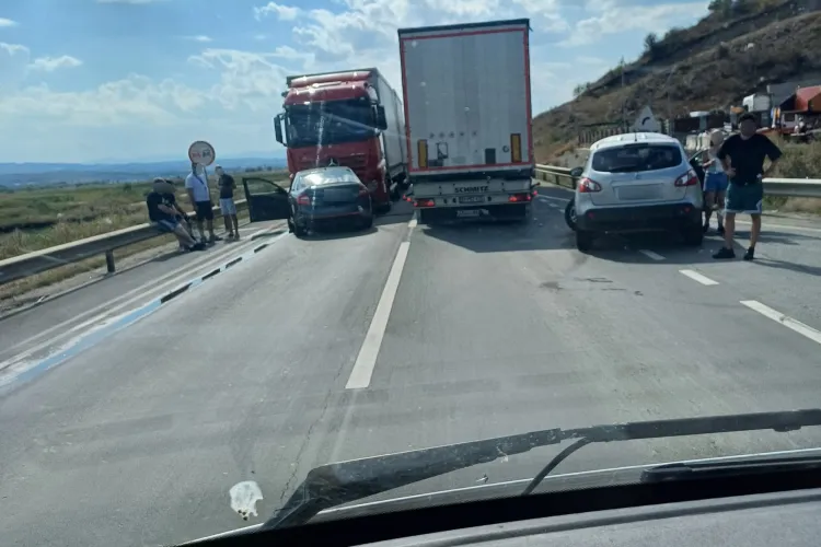Cluj: Accident rutier între două autoturisme. Circulația pe Bulevardul Muncii este aglomerată - FOTO