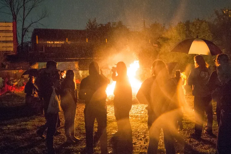 Atmosferă ca la Revelion, pe o stradă din Cluj-Napoca! Un grup de tineri aruncă cu petarde și urlă toată noaptea: „Este insuportabil ce se întâmplă”