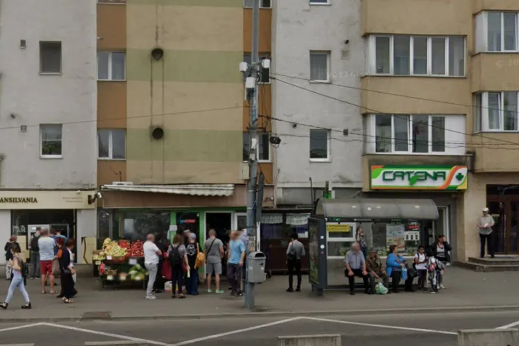 Mizerie și miros insuportabil pe Calea Florești! Clujenii din zonă sunt revoltați: „Trotuarul este insalubru, lipicios, iar băncile sunt murdare”