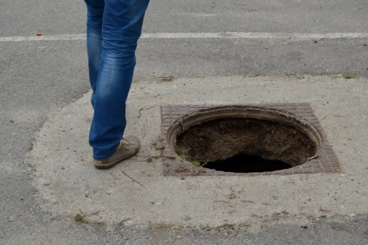 De râsul curcilor! Doi clujeni s-au dus cu BMW-ul să fure un capac de canalizare pe care l-au vândut cu 80 de lei, la fier vechi 