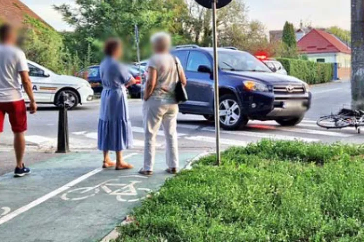Cluj: Accident rutier la Gherla! Un bărbat a ajuns la spital după ce a fost lovit pe trecerea de pietoni. Încerca să traverseze strada pe bicicletă 