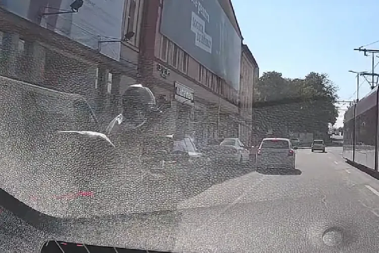 ,,Ai fost mult prea preocupat să mă înjuri”. Scandal între un șofer clujean și un motociclist din cauza străzii pe care erau parcate mașini - VIDEO