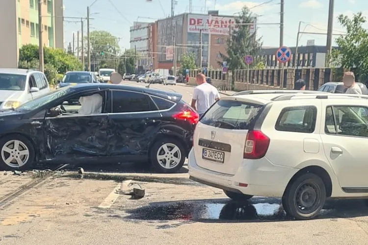 Cluj: Accident rutier pe Bulevardul Muncii. Două autoturisme sunt implicate - FOTO