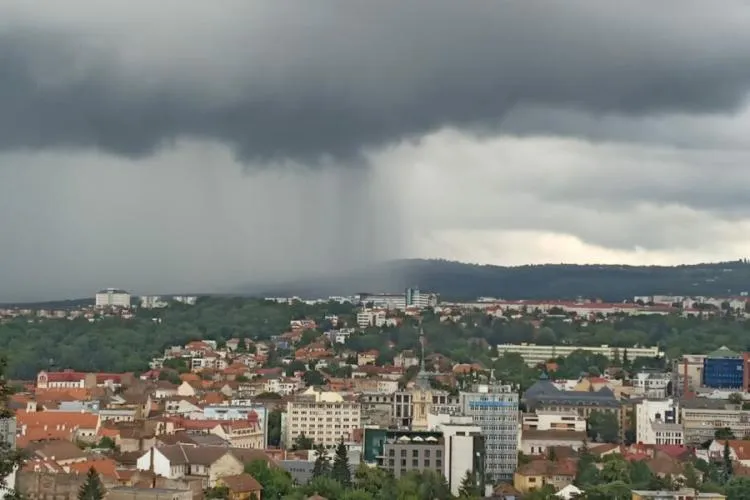 COD GALBEN de vremea rea în județul Cluj. Se anunță descărcări electrice, averse și rafale de vânt