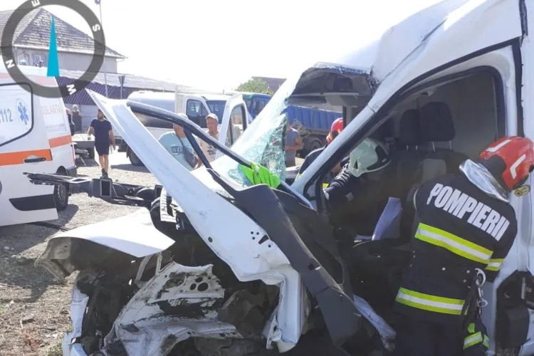 Cluj: Autoutilitară lovită de tren la intrare în Câmpia Turzii! Un bărbat cu leziuni grave a fost transportat de urgență la spital-FOTO