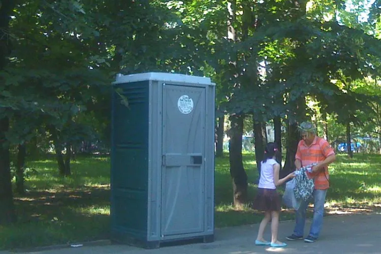 Cluj: Un parc pentru copii de pe strada Plopilor duhnește a WC public: „Nu  putem lăsa copilașii din zonă să se joace în acel miros”