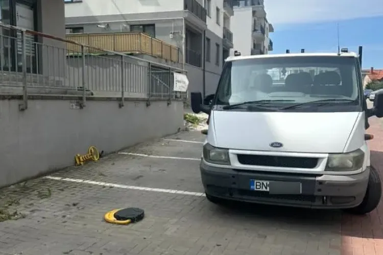 Un șofer din Bistrița-Năsăud și-a ,,trântit” mașina într-o parcare din Cluj-Napoca: ,,De ce să parchezi pe un loc când poți bloca 4”