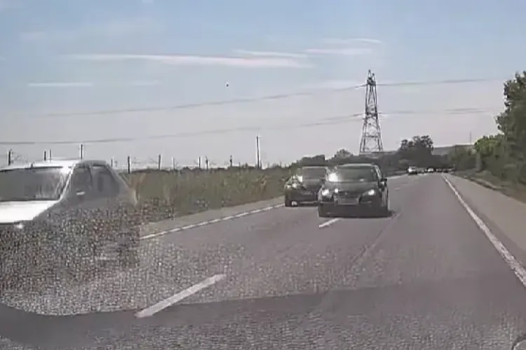 Inconștiență la volan pe un drum din Cluj! Un șofer din BN a fost filmat în timp ce face o depășire riscantă: ,,Filmarea trimisă oricum la poliție”-VIDEO