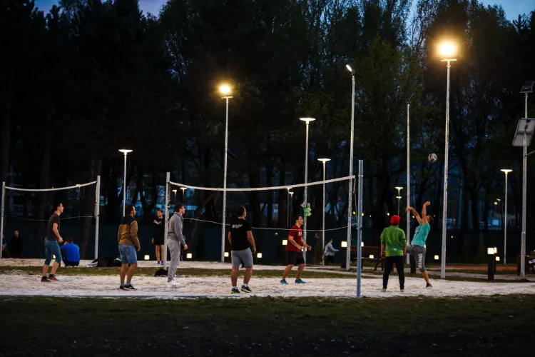 Proprietarul unei case de lângă Baza Sportivă Gheorgheni, disperat de cei care-i sar gardul ca să recupereze mingile: „L-au îndoit”