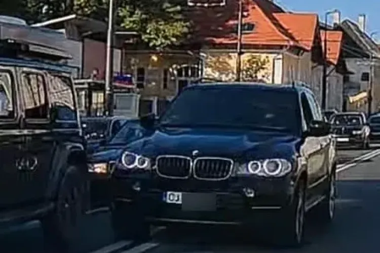 Inconștiență la cote maxime pentru un șofer din Cluj. A încercat să depășească coloana pe dublă linie continuă și era să provoace un accident - VIDEO