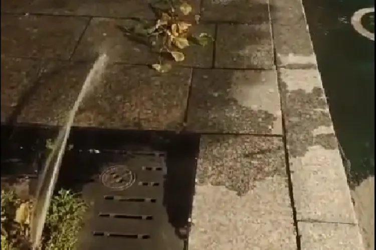 O țeavă de apă s-a spart pe un bulevard din Cluj-Napoca: ,,Am crezut că au făcut fântână arteziană aici” - VIDEO