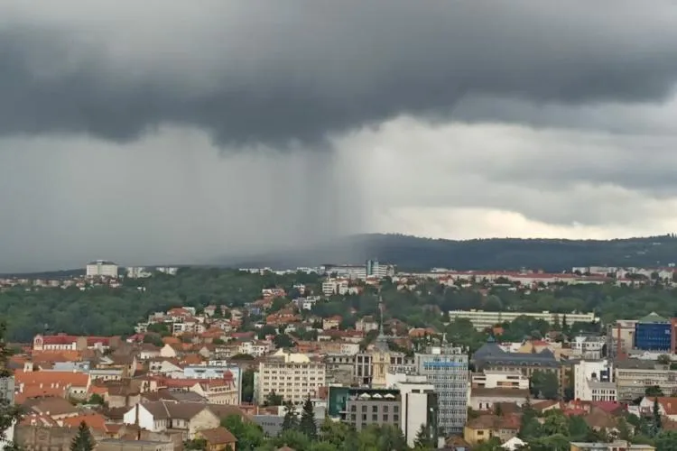 Adio caniculă. Vremea se schimbă radical în Cluj. ANM a emis cod galben de averse torențiale și descărcări electrice 