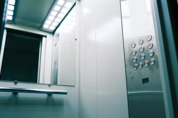 Cluj: Zece persoane, printre care și copii, au rămas blocate în liftul unui imobil din Turda! Au intervenit pompierii 