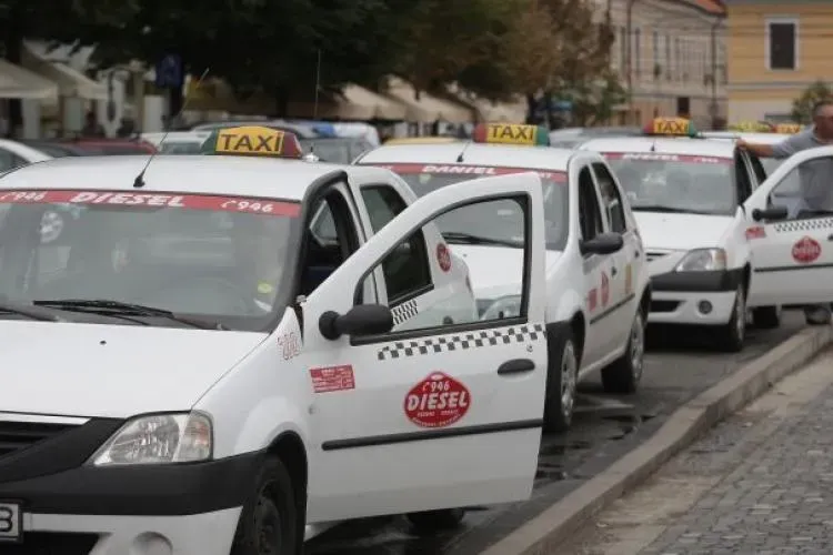 Un taximetrist clujean neatent a lovit o mașină parcată regulamentar: ,,A dat în față și în spate de vreo 5-6 ori” / ,,Am sunat la 112” - VIDEO
