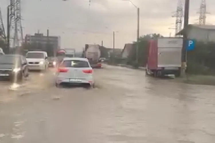 Cluj: Bulevardul Muncii este acoperit de apă în urma furtunii. Mașinile înaintează cu greutate - VIDEO