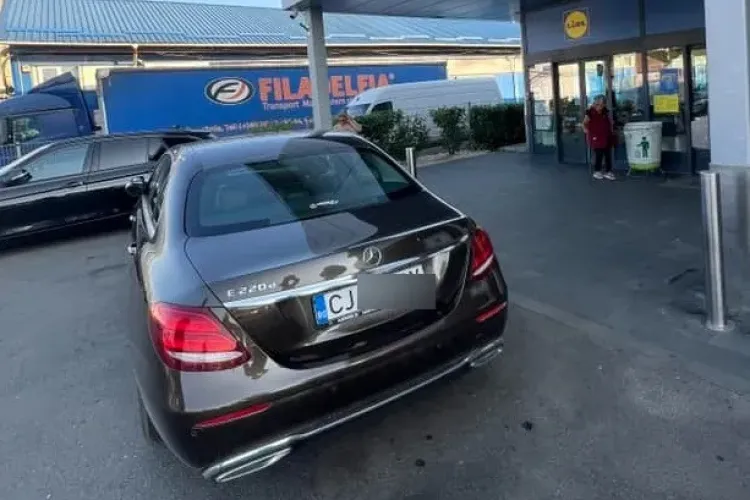 Un clujean ,,grăbit” și-a parcat mașina fix la intrarea într-un magazin LIDL din Cluj-Napoca: ,,Faci de rușine marca mașinii”