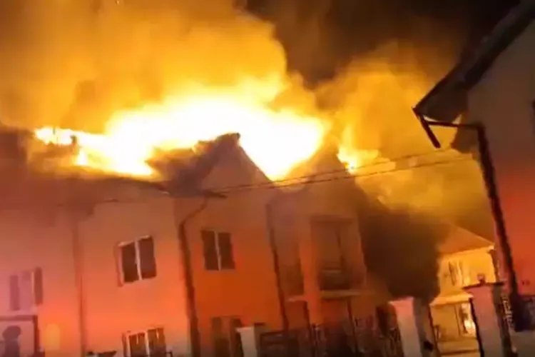 VIDEO Incendiu violent Cluj:  Focul, vizibil de la distanță, a distrus o casă și s-a extins și la anexe și garaj/Cinci autospeciale la fața locului