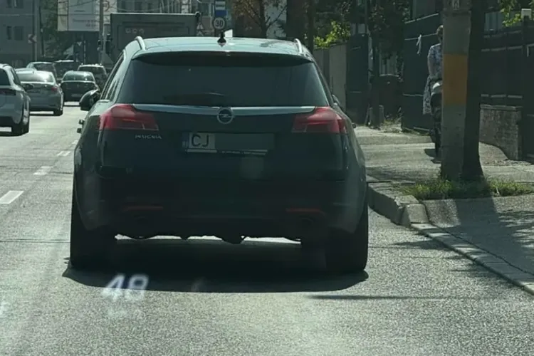 ,,Tind să cred că oglinzile sunt destul de folositoare în trafic”. Șofer clujean surprins în timp ce conducea cu ambele oglinzi pliate