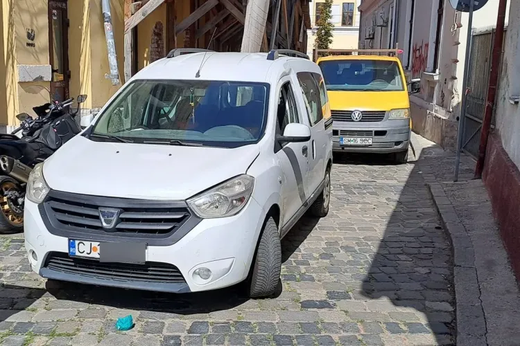 Nesimțirea nu are limite! Un șofer clujean a blocat o stradă întreagă doar pentru a-și parca mașina 