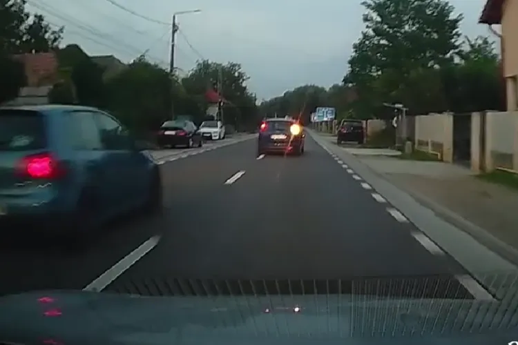 Teribilism la volan la cote ridicate în Cluj. Doi șoferi surprinși în timp ce depășesc pe linie continuă și trecere de pietoni - VIDEO