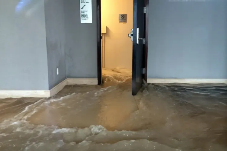 Canalizarea a refulat într-un apartament din centrul Clujului! Proprietarul e disperat: „Este neplăcut și foarte costisitor să avem asemenea întâmplări”