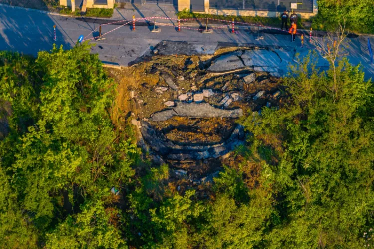 Un curier din Cluj era să cadă cu scuterul în prăpastia de pe strada Uliului: „Pe lângă că e periculos, se pierde timp aiurea”