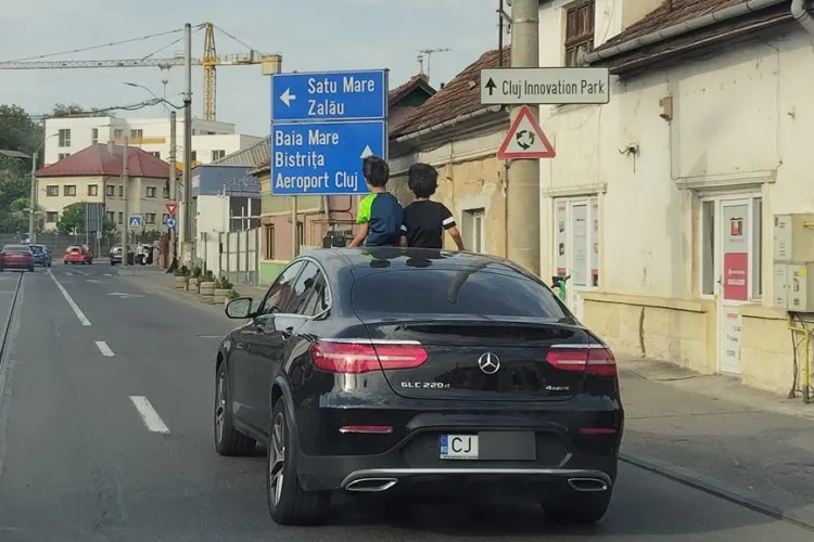 Inconștiență sau doar nepăsare? Doi copii surprinși pe trapa mașinii, cu jumătate de corp afară, pe un bulevard din Cluj-Napoca: ,,Am rămas stupefiat”