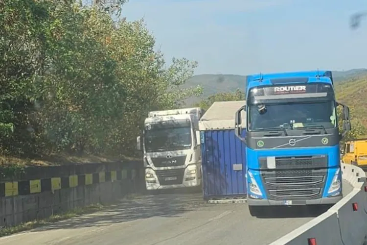 Cluj: Remorca unui tir s-a desprins în zona Piatra Craiului. Circulația este îngreunată