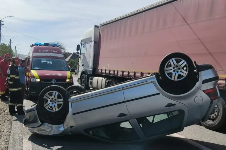 Accident rutier într-o comună din Cluj. Medicii au intervenit de urgență/O femeie primește îngrijiri medicale