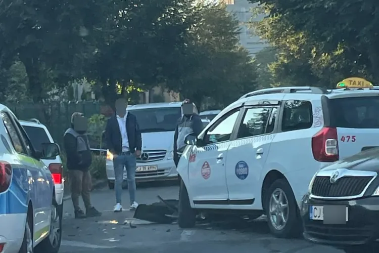 Cluj: Taximetrist implicat într-un accident rutier. Partea din față a mașinii a fost făcută praf