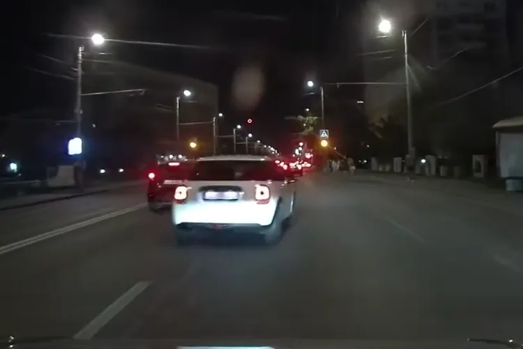 VIDEO. Teribilism pe o stradă din Cluj-Napoca! Șofer filmat în timp ce face slalom printre mașini și trece pe roșu: „Nici în troleibuz n-ar merita lăsat”