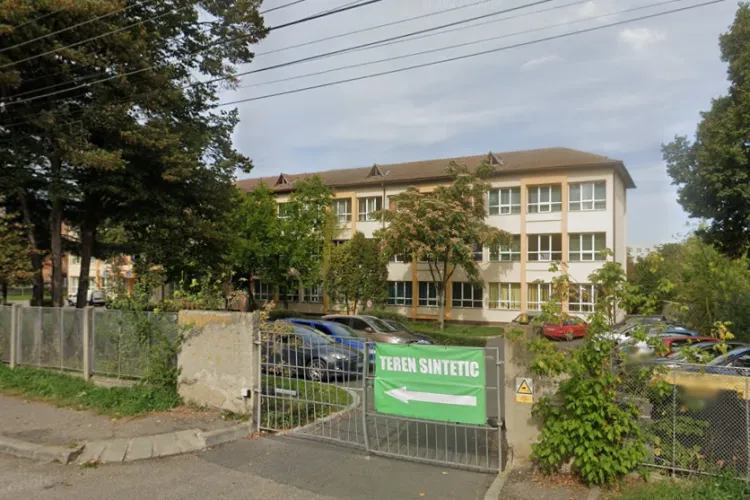 Cluj: Părinte îngrijorat de cum arată școala din Gheorgheni în care trebuie să învețe fiica sa: „Nu are acoperiș, uși sau ferestre și plouă în clase” 