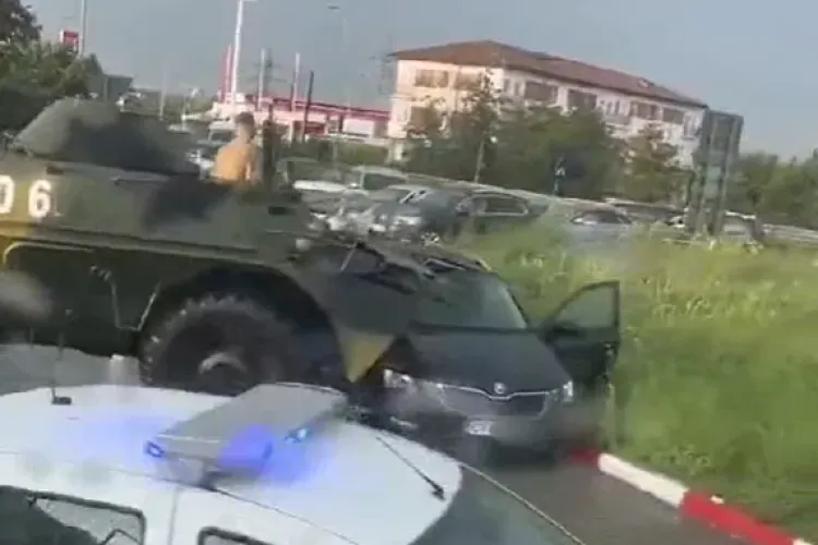 Zi proastă pentru un șofer! A făcut accident cu un TAB al Armatei Române: ,,Ăștia îi atacă tot pe ai noștri” - VIDEO 