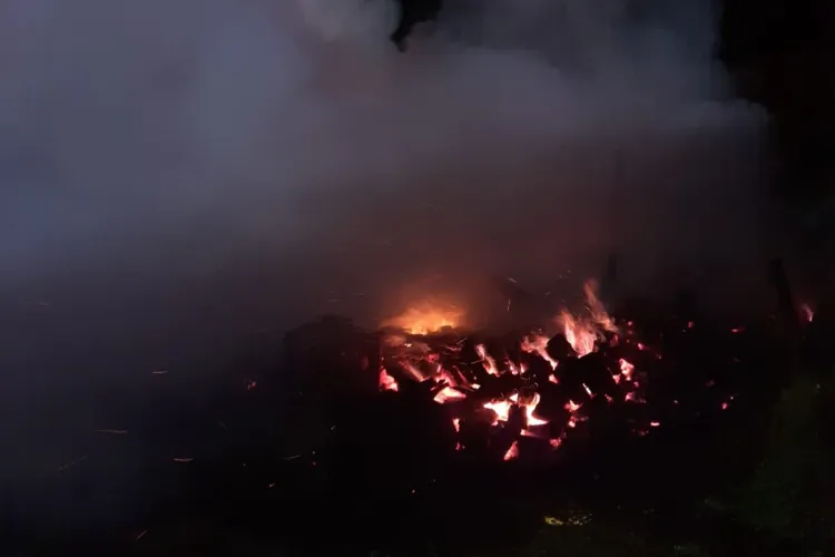 Cluj: Casă arsă din temelii și pagube însemnate într-o gospodărie din Țaga! Incendiul ar fi pornit de la un scurtcircuit