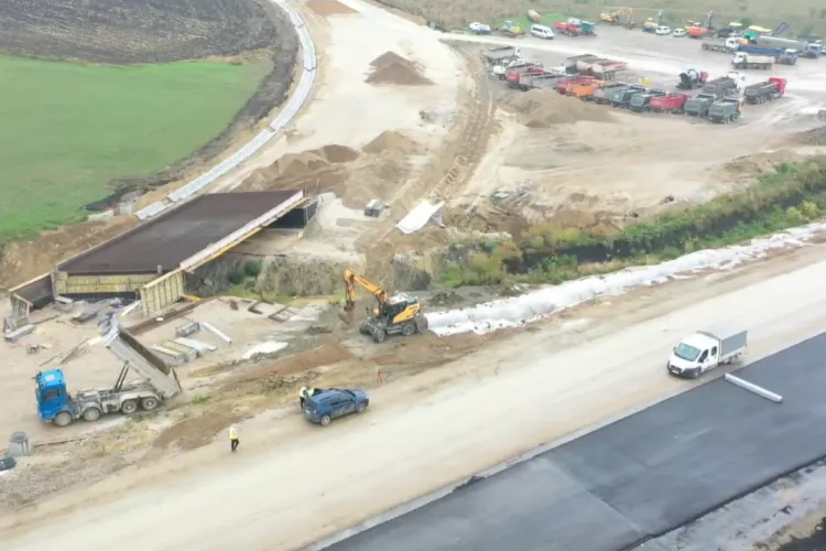 VIDEO. Imagini spectaculoase cu șantierul Drumului Expres de la Tureni. Peste 350 de muncitori lucrează la legătura dintre Autostrada Transilvania și DN1