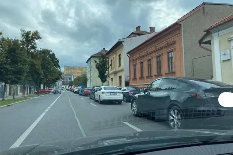 Cluj: Trafic infernal pe strada George Coșbuc! Părinții care își iau copiii de la școală au blocat o bandă de circulație