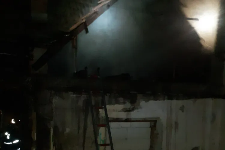 Nu mai parcați aiurea! Pompierii clujeni, blocați să ajungă la un incendiu în care a ars o casă, de mașinile parcate pe o stradă îngustă FOTO