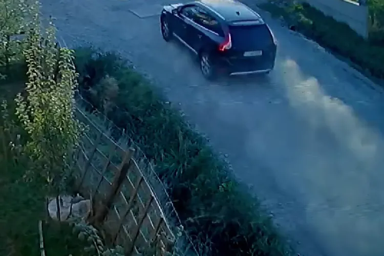 ,,Rușine vecinu, rușine”. Șofer clujean vitezoman, surprins de o cameră de filmat, în timp ce face ,,test de suspensii” pe o stradă neasfaltată - VIDEO