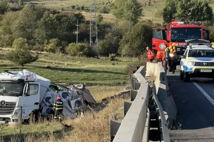 Cluj: Un tir încărcat cu mașini de spălat s-a făcut praf după ce a căzut într-o râpă. Pompierii au intervenit de urgență
