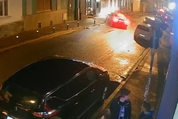 Un șofer din Cluj s-a crezut în ,,Fast & Furious”! A vrut să se dea în spectacol, dar a distrus mai mulți stâlpișori - VIDEO 