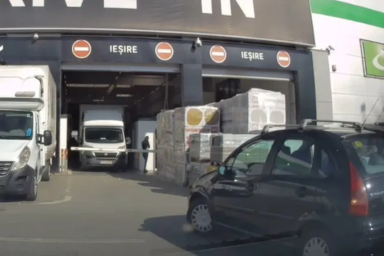 VIDEO. „Și-a luat carnetul pe un sac de cartofi” - Mașina unui clujean, lovită în parcarea unui magazin de bricolaj din cartierul Someșeni