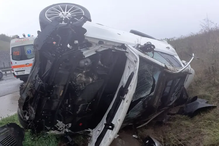 Cluj - ACCIDENT pe Autostrada A3. O mașină s-a răsturnat și a ajuns într-un șanț 