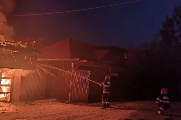 Cluj- Incendiu în miez de noapte la Jucu! Bucătărie în flăcări. O pensiune și o casă au fost la un pas de a fi distruse!