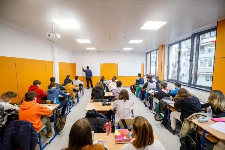 Ministerul Educației a modificat Metodologia de acordare a burselor școlare. Elevii trebuie să îndeplinească noi condiții 