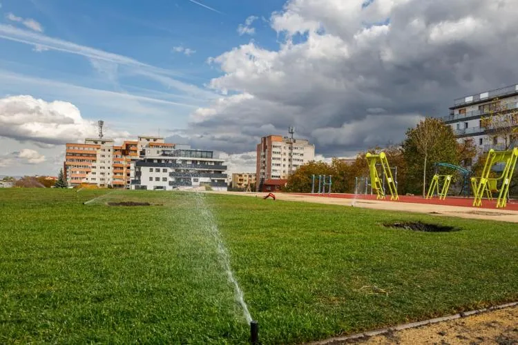 Parcul Observator din Cluj-Napoca, considerat cel mai scump din România, s-a umplut de indivizi dubioși și a rămas în beznă: „A devenit WC public”