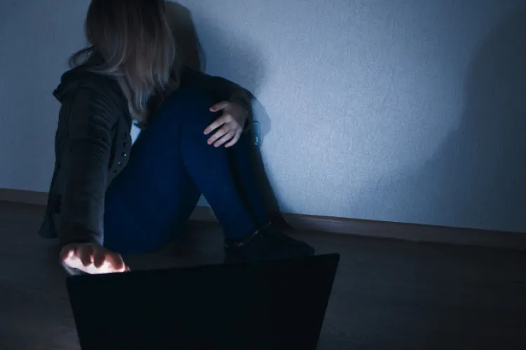 Tânără din Cluj-Napoca, hărțuită și amenințată cu moartea de fostul iubit cu 16 ani mai mare. Mesajele sunt îngrozitoare: „Gândeşti ca o găină, escroacă” 